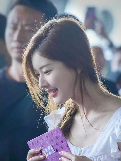  赵露思美到泰国,白色蛋糕短上衣搭侧扎麻花辫,清纯无敌美神降临