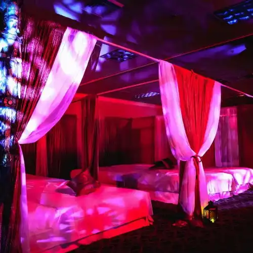 美国疫情告急,人们却去参加情侣狂欢节,光身化妆舞会上放飞自我 美国疫情告急,人们却去参加情侣狂欢节,光身化妆舞会上放飞自我