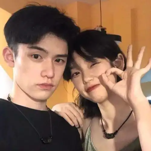 情侣头像坐在车上的萌娃