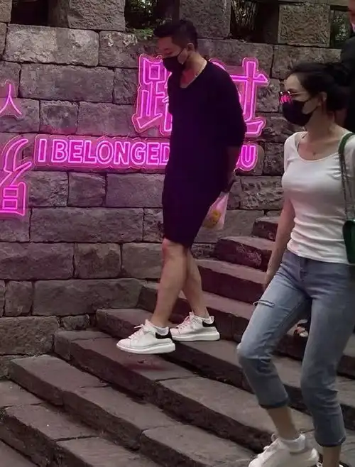宣誓张颖颖晒与汪小菲合照秒删,女方趴在男方肩上露甜蜜笑容  宣誓张颖颖晒与汪小菲合照秒删,女方趴在男方肩上露甜蜜笑容