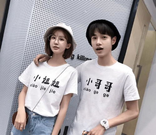  抖音丝袜美女走红,一直往上拉衣服,网友做你男友压力真大