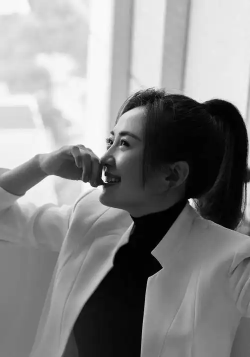  杨童舒近照太少女,丸子头配黑色背心笑容甜美,黑白滤镜难掩美貌
