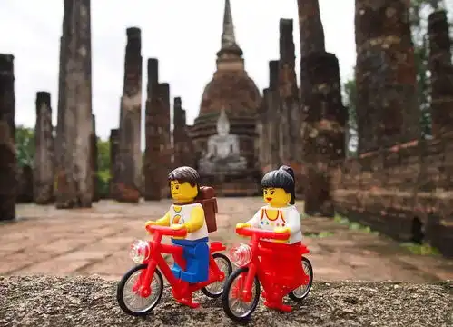 英夫妇带乐高玩具人偶全球旅行,另类情侣照获热捧  英夫妇带乐高玩具人偶全球旅行,另类情侣照获热捧