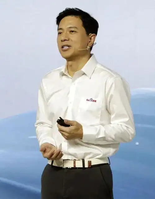  真正有品位的中年男人,都会把上衣塞裤腰里,看55岁李彦宏就知道
