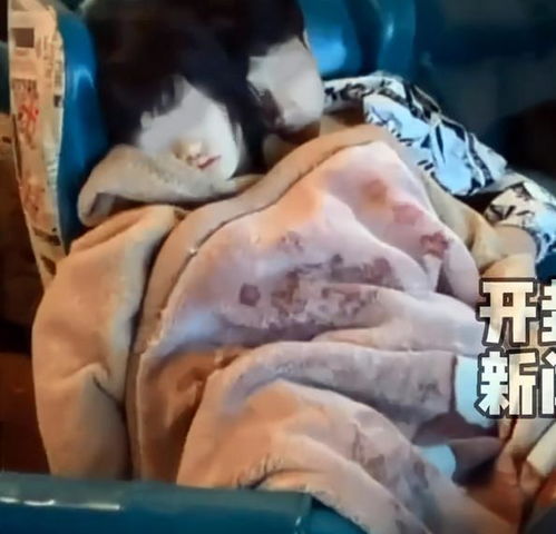  女孩不拜金情侣在网吧搂着睡觉,女孩流着口水,无视外界的目光