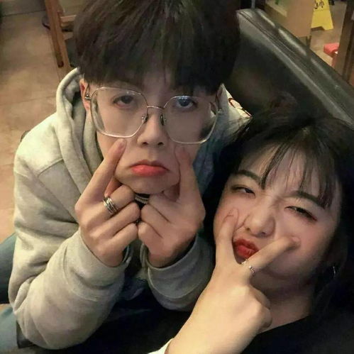 男生隔着玻璃看婚纱情侣