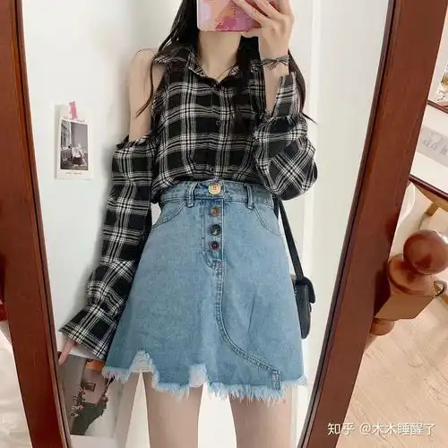 黑色吊带裙外面搭什么外套比较好 黑色吊带裙外面搭什么外套比较好