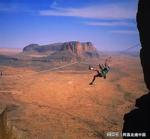  云南丽江虎跳峡景区,00后小伙户外探险掉进500米深渊爬出来