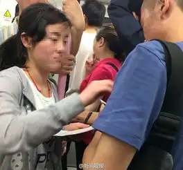 武汉地铁现丐帮不给钱就摸男乘客胸  武汉地铁现丐帮不给钱就摸男乘客胸