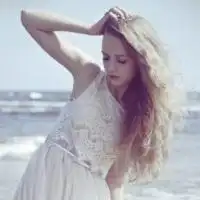 求一张露脸的不是非主流的穿着黑白格子裙或者白裙的女生头像 求一张露脸的不是非主流的穿着黑白格子裙或者白裙的女生头像