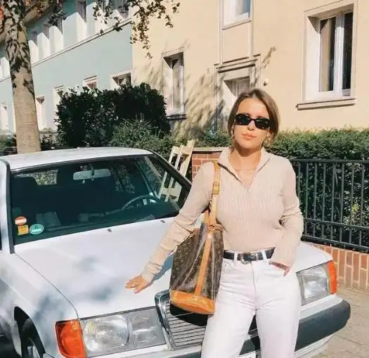  陈红一身造型似网购,蓝色地吊带裙配渔网袜显俗气,看不懂的时尚