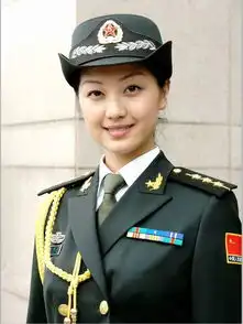 手捧玫瑰花的美女情侣头像女兵