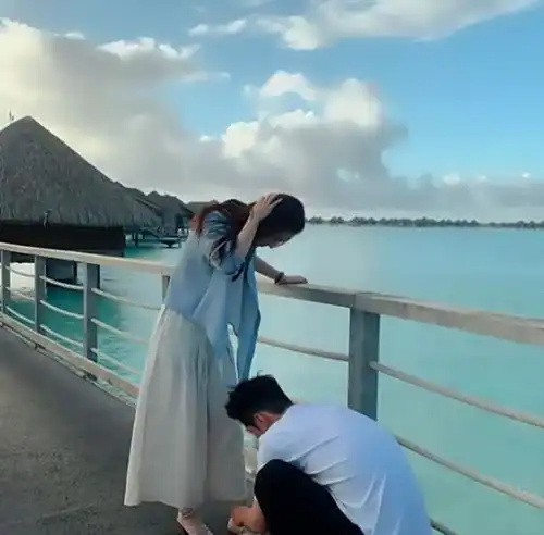  何超莲终于甩下低调包袱,与窦骁撒狗粮画面齁人,网友称还差一子