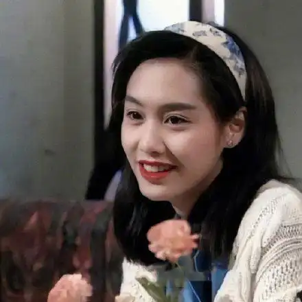  49岁的朱茵百变造型真不错,v字连衣裙显好身材,不愧是仙子