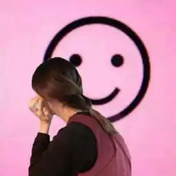 粉色墙上有一个笑脸的情侣头像 粉色墙上有一个笑脸的情侣头像