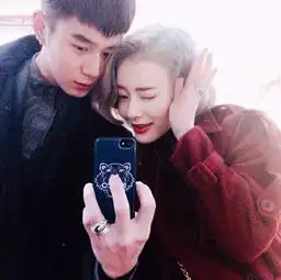  想换个qq头像有没有好的推荐一个情侣的也行