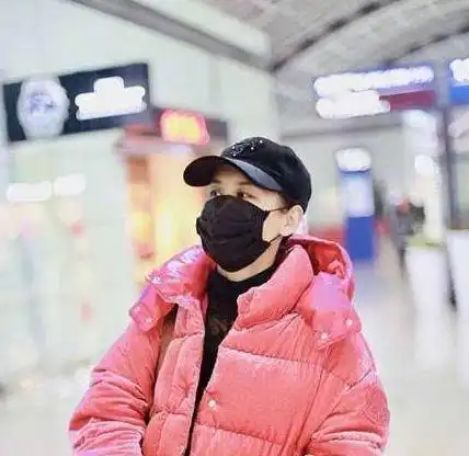  她被周星驰捧红,最后却选择反目,如今嫁入豪门成阔太演技遭质疑