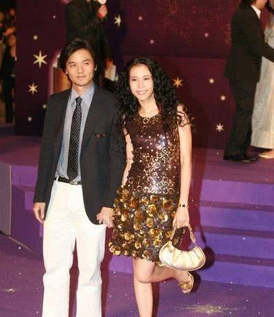  和周星驰冯德伦相恋,莫文蔚和17岁初恋牵手,结婚9年丁克有苦衷