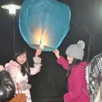  美女放孔明灯头像夜晚放飞孔明灯女头像