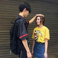  一个男人摸另一个女人头的情侣头像