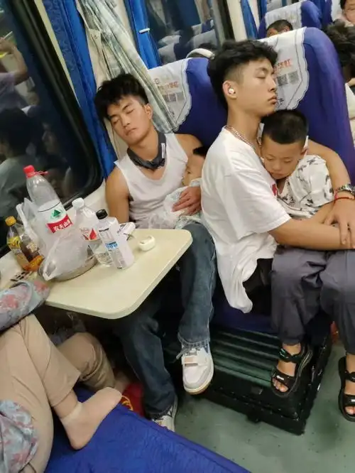  两男生帮站票宝妈抱娃一整夜当事人要把力气花在有用的地方