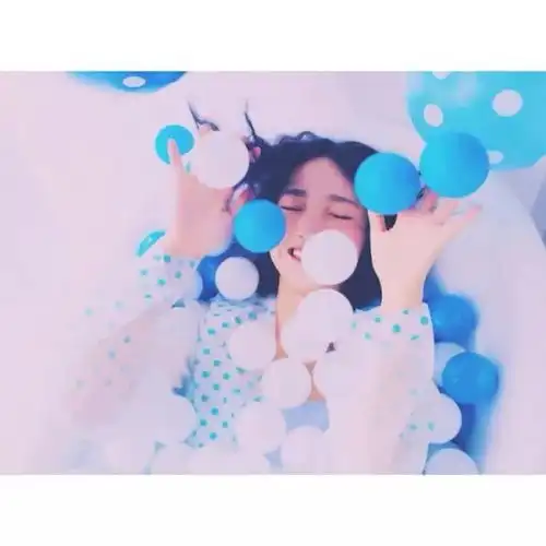  白边女生头像