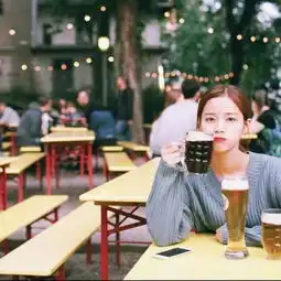 男生手拿咖啡头像