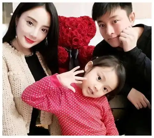  网友贾乃亮玫瑰花表白李小璐复合疑似