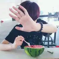  吃西瓜照拦住头的头像