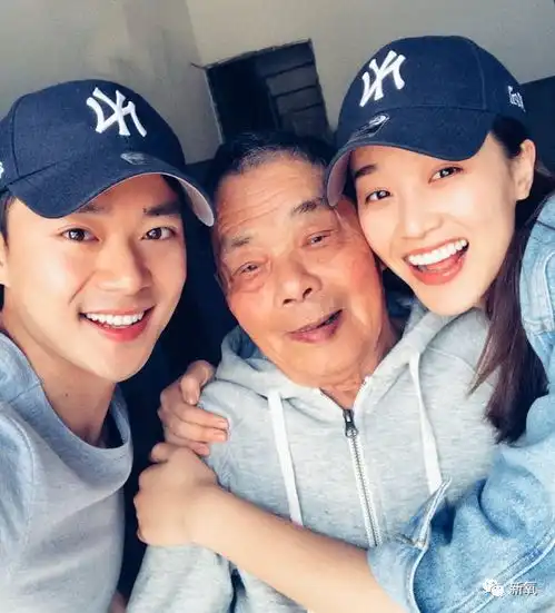  这个火遍全国的童星不到20岁就秃成中年油腻大叔时间是把剃头刀啊