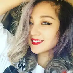  火辣红唇超抢镜何洁晒自拍照笑容甜美