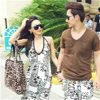  非主流甜蜜幸福情侣头像一左一右深藏属于我们的那段情