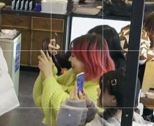  情侣吃饭男子盯着美女看,女友现场拿出喇叭喊我男友想认识你