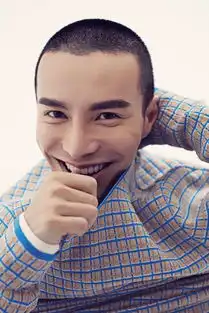  王冠逸一组早春时尚大片曝光照片中,王冠逸轻松驾驭圆寸造型,无论是白色风衣还是粉色外套,都能彰显硬汉气质,堪称行走的衣架浓眉与立体五官相互呼应,时而露出男孩般灿烂笑容,犹如清晨里一抹春光,暖人心弦时而闭眼沉思,表情凌厉霸气,雅痞范儿十足