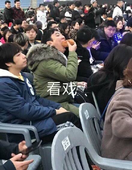  王思聪现场看英雄联盟决赛,举牌像小学生,吃相更是惊人的可爱