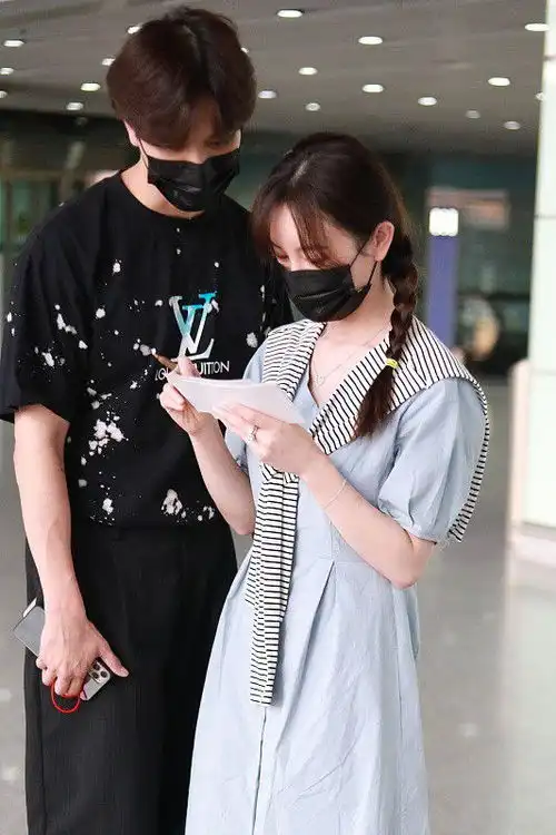 张檬真像个小孩一样,和男友穿情侣装,还要配上jk裙,真不像30多 张檬真像个小孩一样,和男友穿情侣装,还要配上jk裙,真不像30多