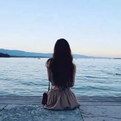  蓝色大海唯美女生背影头像有意境的伤感背影头像海边