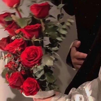 欧美男手捧玫瑰花头像