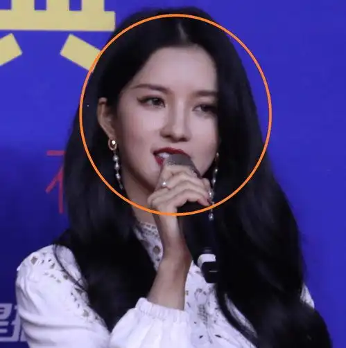  硬糖少女盛典生图曝光,其他成员都笑脸相迎,唯独她的面部很僵硬