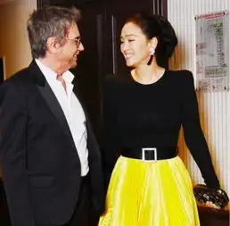  53岁巩俐带71岁男友现身红毯,正面保守后背心机