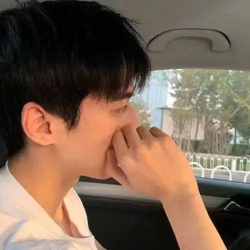  帅气男生头像当产生丁达尔效应的时候,光就有了形状