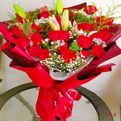  红玫瑰百合搭配的图片有哪些