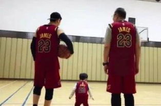  依旧恩爱网友偶遇黄晓明baby逛街,穿情侣服为儿子挑童装
