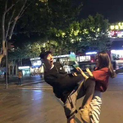  搞怪且超甜的真人情侣头像因为各种事情自我否定和陷入焦虑