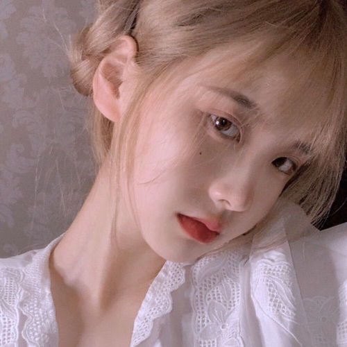 手捧玫瑰花的美女情侣头