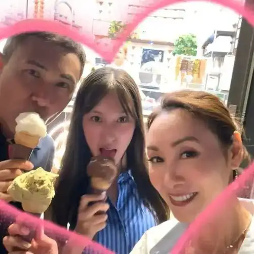  郭可盈林文龙庆祝结婚20周年,两人手牵手逛街吃冰淇淋,恩爱甜蜜