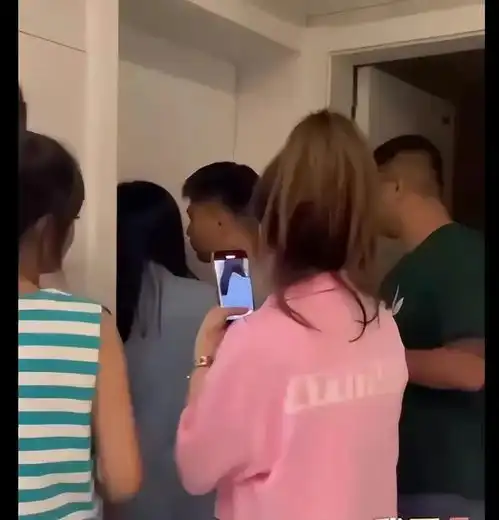  偷情界的楷模男子捉奸在床,手持菜刀保护小三