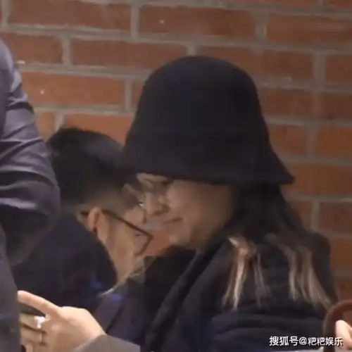 70岁徐克与小30岁女友罕见同框,女方戴婚戒开心灿笑一脸幸福 70岁徐克与小30岁女友罕见同框,女方戴婚戒开心灿笑一脸幸福