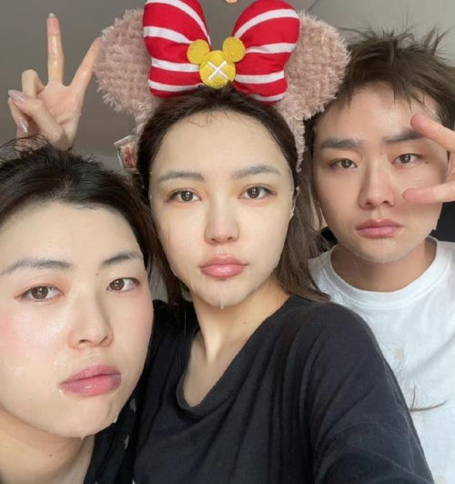  把工作人员拍的一堆无效图发出来的周扬青太可爱了