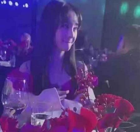  郑爽宴会低头玩手机,看清手机屏幕那一刻,网友疯狂截图加好友